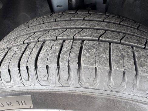 Used 2018 Ford Explorer XLT w/ Equipment Group 202A image 13