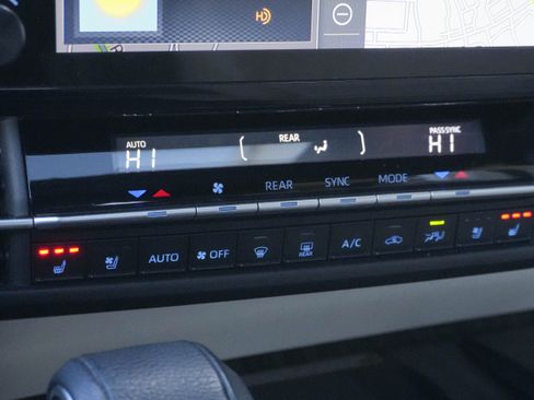 Used 2021 Toyota Sienna Limited image 22