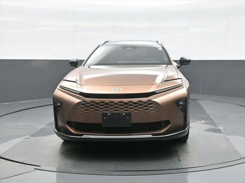 Certified 2025 Toyota Crown Signia AWD/4WD image 3