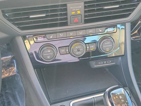 Certified 2023 Volkswagen Jetta SE w/ Panoramic Sunroof Package FWD image 25