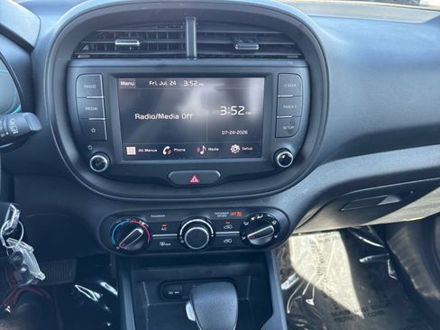 Used 2025 Kia Soul LX w/ LX Technology Package FWD image 17