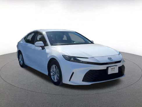 Used 2025 Toyota Camry LE image 3