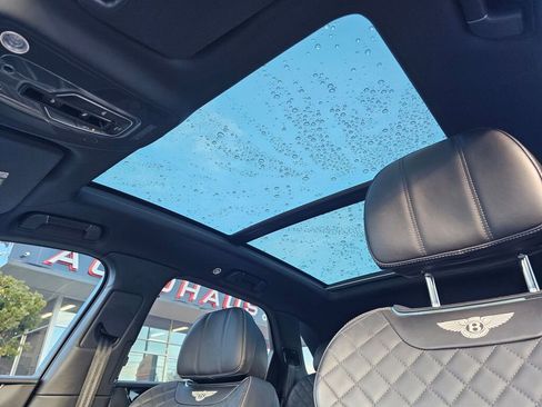 Used 2018 Bentley Bentayga image 23