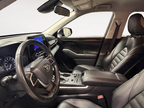 Used 2023 Toyota Highlander LE AWD/4WD image 10