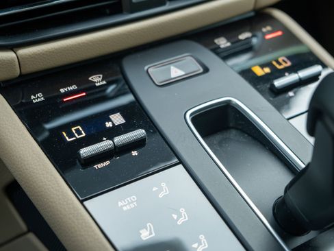 Certified 2022 Porsche Macan AWD/4WD image 30