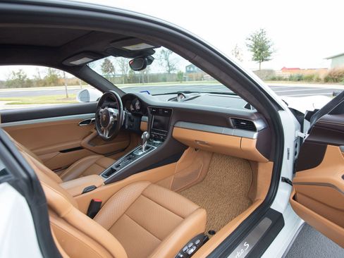 Used 2015 Porsche 911 Turbo S image 40