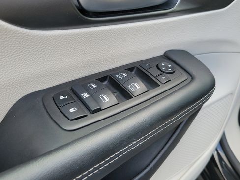 Used 2024 Chrysler Pacifica Touring-L FWD image 19