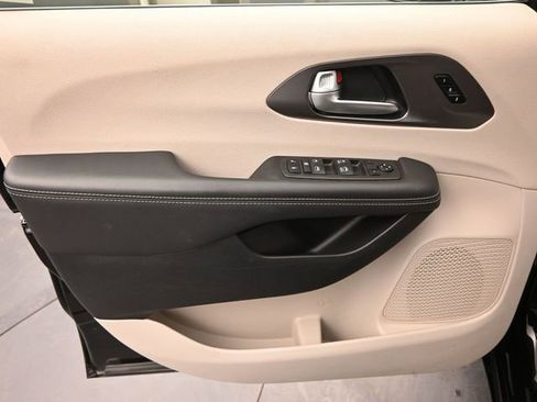 Used 2024 Chrysler Pacifica Touring-L FWD image 12