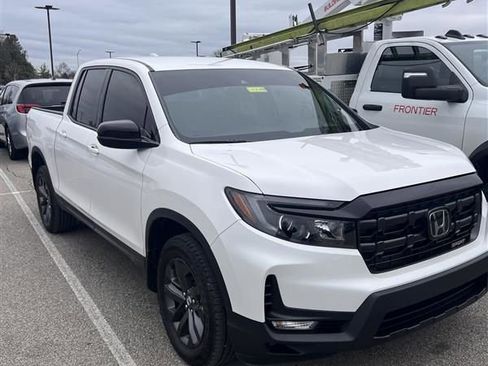 Used 2025 Honda Ridgeline Sport image 2