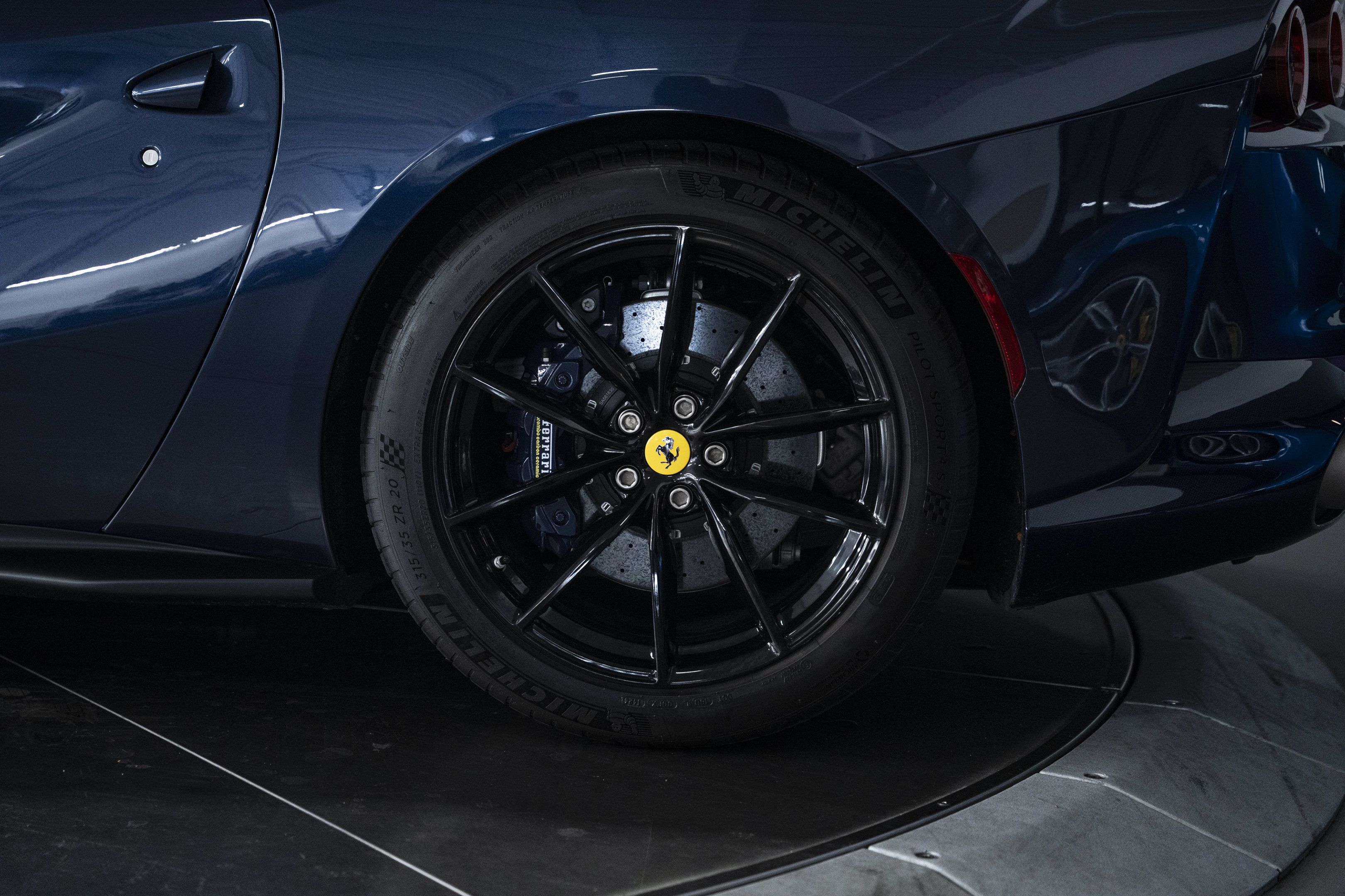 Used 2021 Ferrari 812 GTS RWD image 23