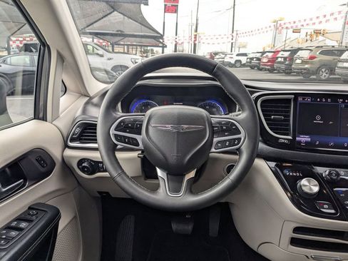 Used 2023 Chrysler Pacifica Touring-L image 15