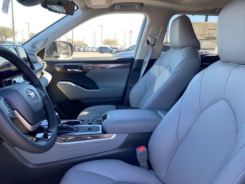New 2026 Toyota Highlander Limited image 2