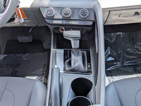 Used 2025 Hyundai Elantra SE FWD image 19
