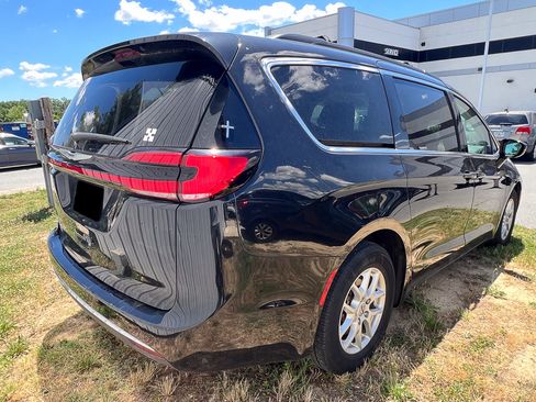 Used 2022 Chrysler Pacifica Touring-L FWD image 4