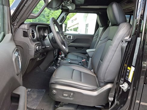 New 2026 Jeep Wrangler Unlimited Sahara AWD/4WD image 9