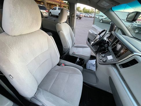 Used 2015 Toyota Sienna LE image 27