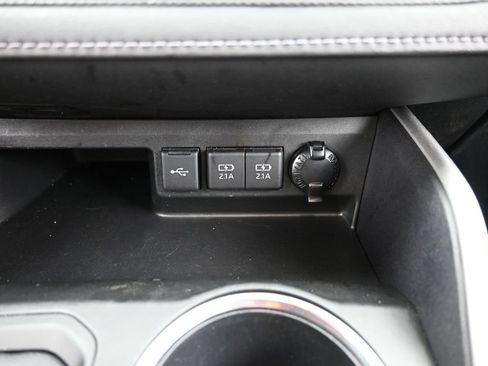 Used 2021 Toyota Highlander XLE AWD/4WD image 23