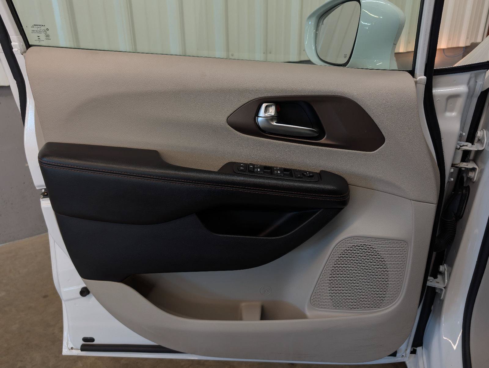 Used 2019 Chrysler Pacifica Touring-L Plus w/ Advanced Safetytec Group FWD image 17