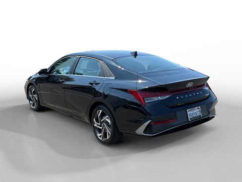Certified 2025 Hyundai Elantra Limited FWD image 3