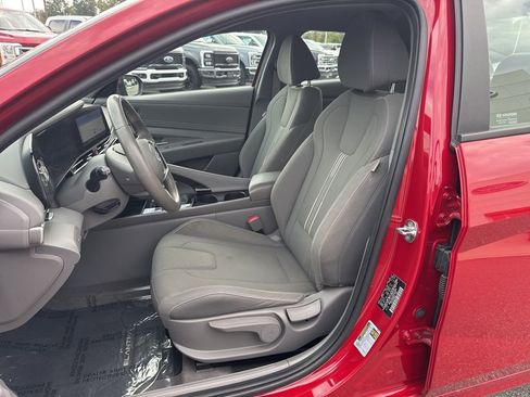 Used 2023 Hyundai Elantra SEL w/ Convenience Package image 9
