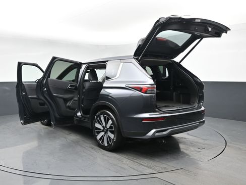 Used 2025 Mitsubishi Outlander AWD image 28