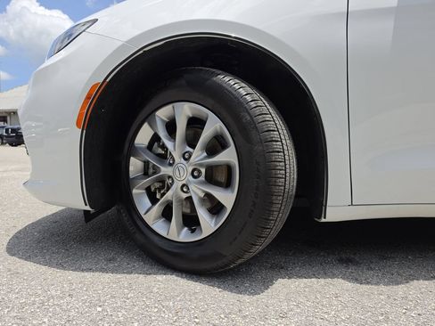 Certified 2026 Chrysler Pacifica Limited FWD image 35