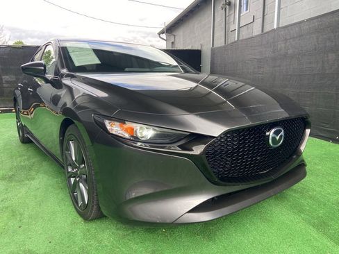 Used 2019 MAZDA MAZDA3 Hatchback w/ Preferred Package FWD image 3