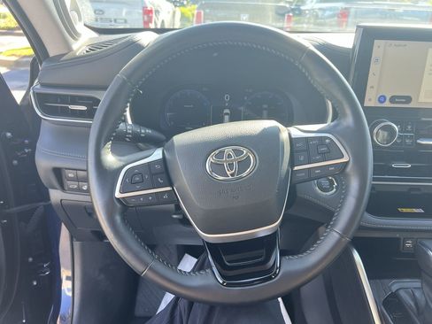 Used 2023 Toyota Highlander Limited FWD image 18