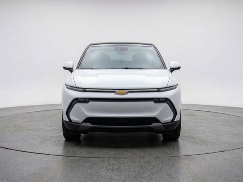 Used 2025 Chevrolet Equinox LT image 2