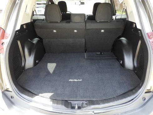 Used 2015 Toyota RAV4 LE w/ Four Season Floor Mat Package AWD/4WD image 27