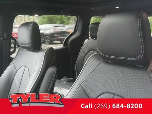 New 2027 Chrysler Pacifica Limited FWD image 37