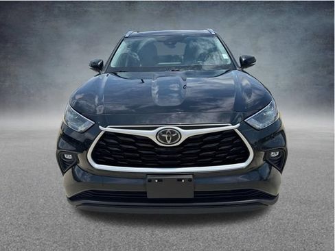 Used 2021 Toyota Highlander XLE AWD/4WD image 2
