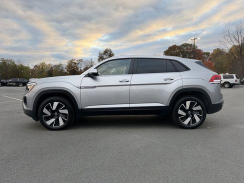 Used 2025 Volkswagen Atlas Cross Sport SE image 3