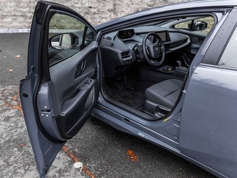 Used 2025 Toyota Prius LE FWD image 23