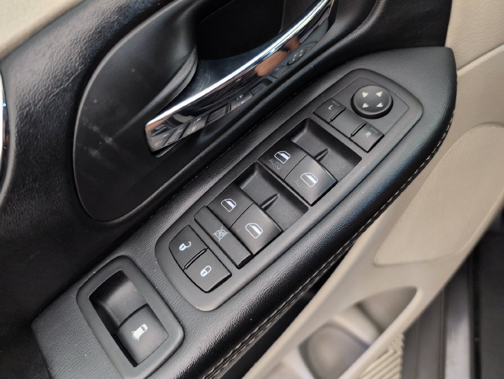 Used 2017 Dodge Grand Caravan SXT FWD image 32