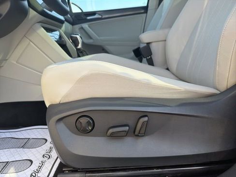 Certified 2023 Volkswagen Tiguan SE w/ Panoramic Sunroof Package image 9