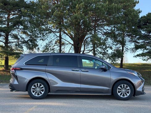 Used 2021 Toyota Sienna XLE FWD image 2