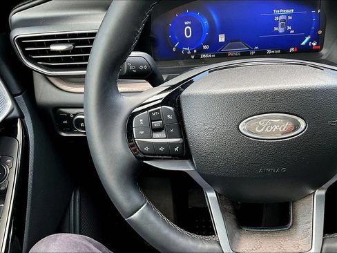 Certified 2024 Ford Explorer Platinum w/ Technology Package AWD/4WD image 13
