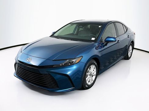 Used 2025 Toyota Camry LE image 3