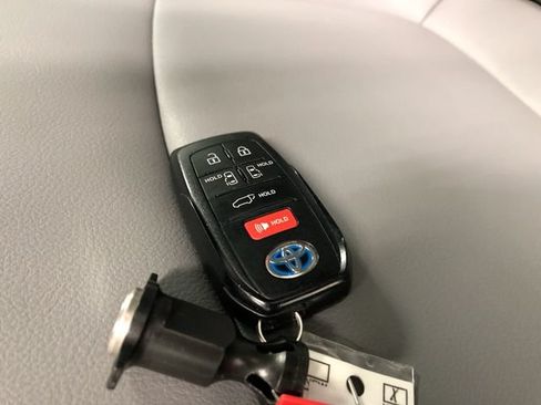 Used 2021 Toyota Sienna XLE AWD/4WD image 30