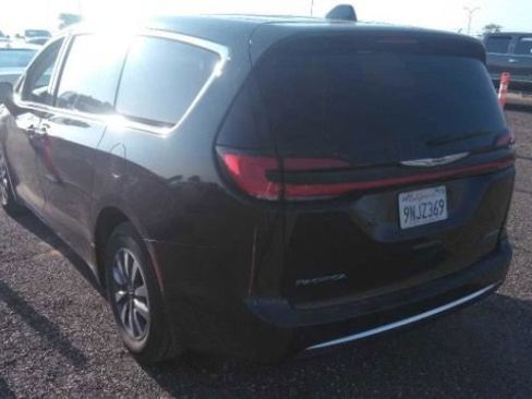 Used 2024 Chrysler Pacifica Limited FWD image 11