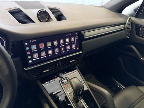 Certified 2023 Porsche Cayenne Platinum Edition image 18