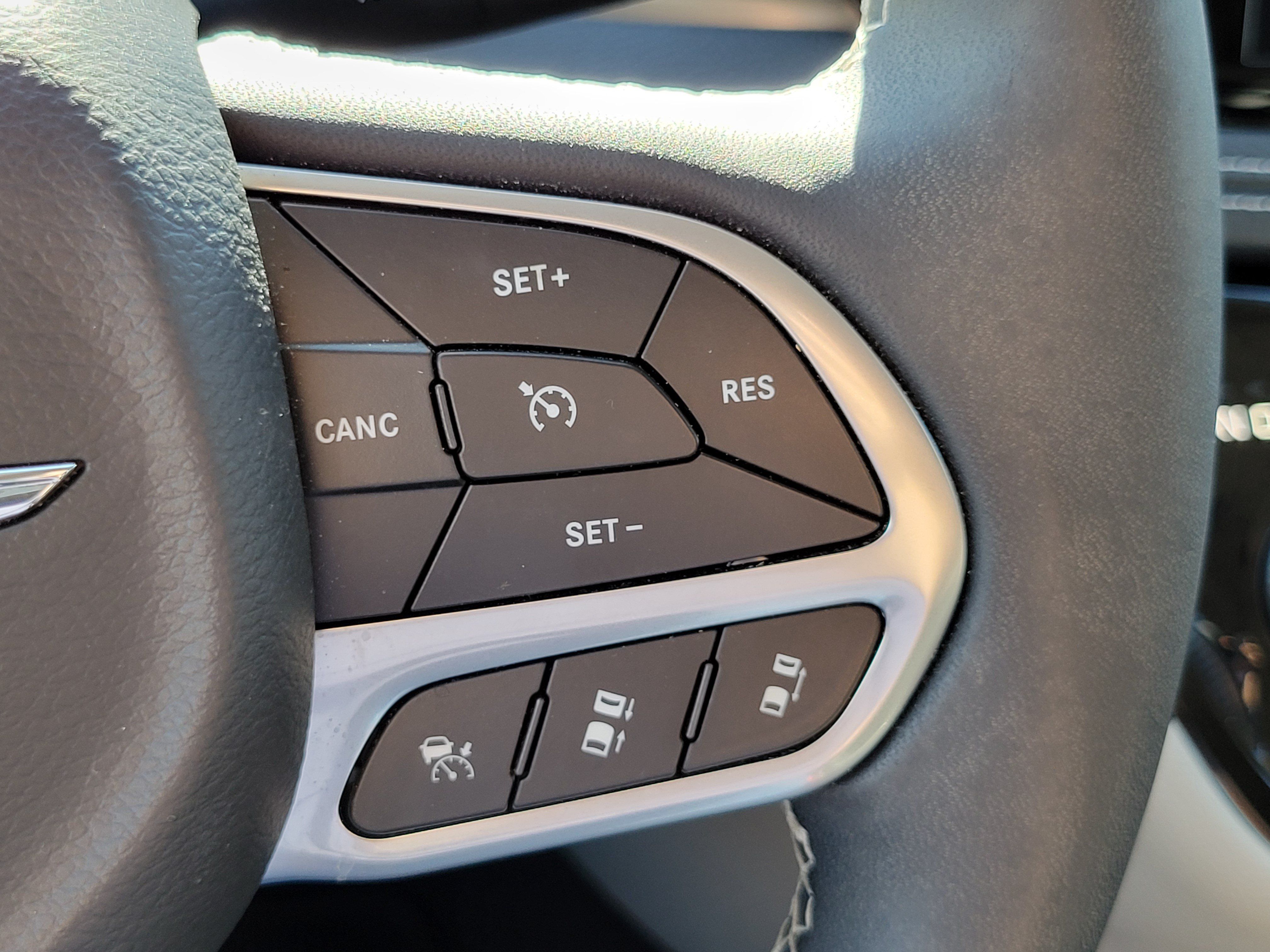 Used 2023 Chrysler Pacifica Touring-L FWD image 16