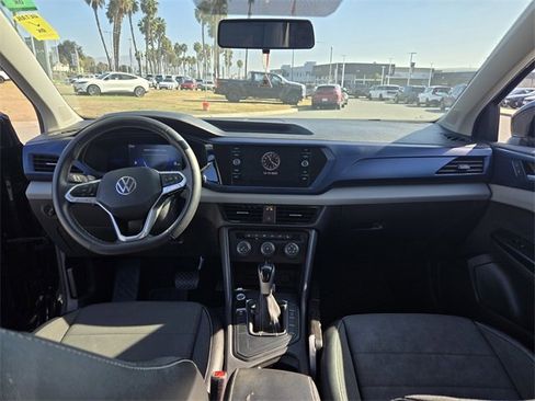 Used 2022 Volkswagen Taos SE w/ Panoramic Sunroof Package image 16