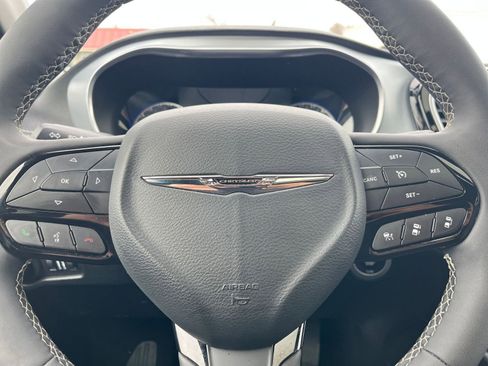 Used 2025 Chrysler Pacifica Limited image 28