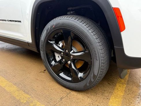 New 2025 Jeep Grand Cherokee Limited w/ Black Appearance Package image 5