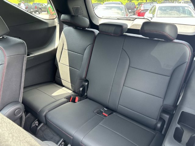 Used 2025 Chevrolet Traverse RS AWD/4WD image 21
