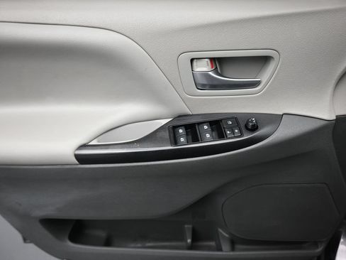 Used 2018 Toyota Sienna LE w/ Carpet Mat Package FWD image 10