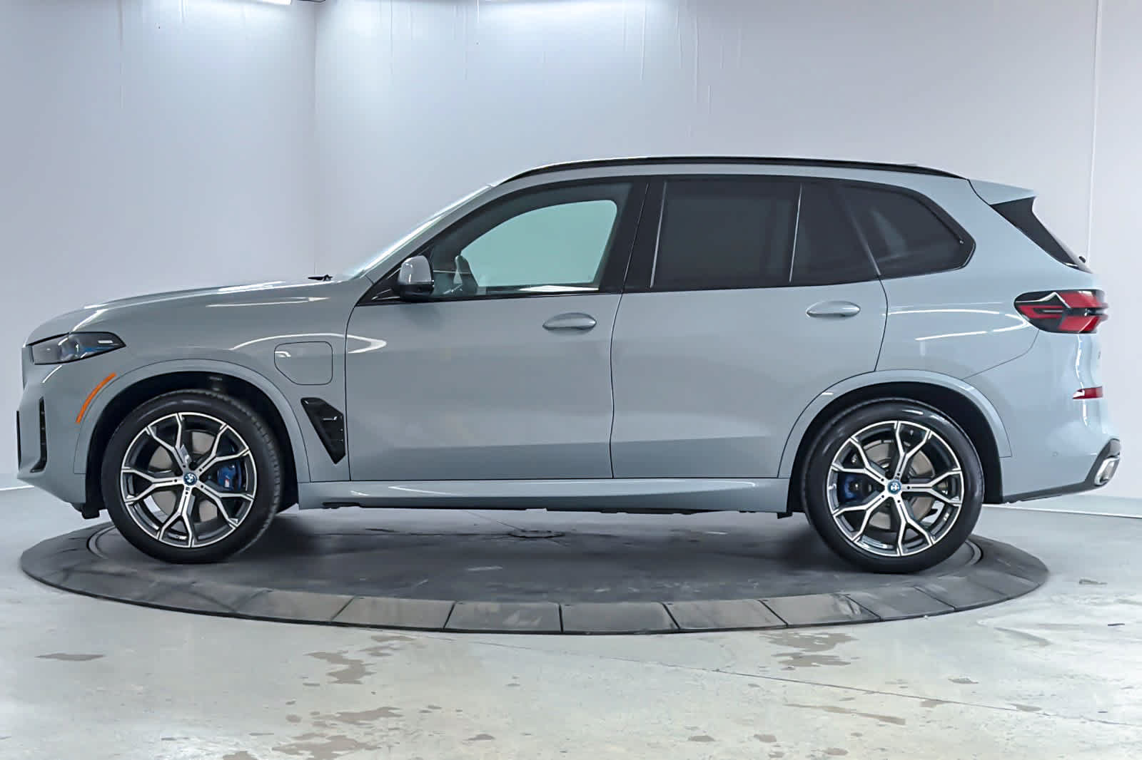 Used 2024 BMW X5 xDrive50e w/ M Sport Package AWD/4WD image 5