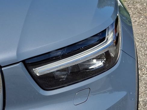 Used 2022 Volvo XC40 T5 Momentum w/ Premium Package AWD/4WD image 9